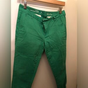 GAP GREEN skinny mini khakis. Size 00. 97% cotton/ 3% elastane.